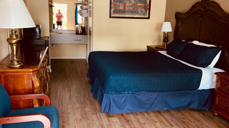 Our King Mini Suite's comfortable and stylish bedroom awaits you. a getaway created to ensure a good night's sleep.