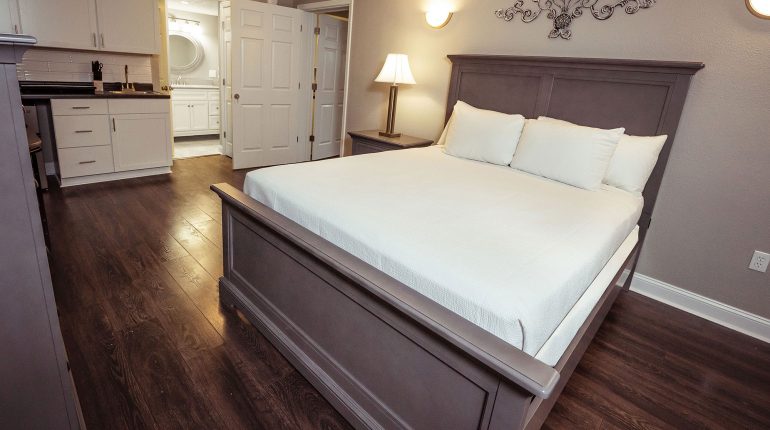 Enjoy the comforts of home in our studio apartment's comfortable bed. An ideal hideout for a restful night's sleep in a little area.