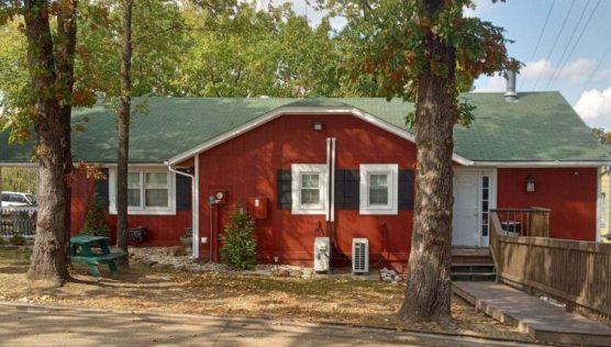 For a playful stay, choose our Bunk House, a fun and vibrant space for a unique lodging experience.