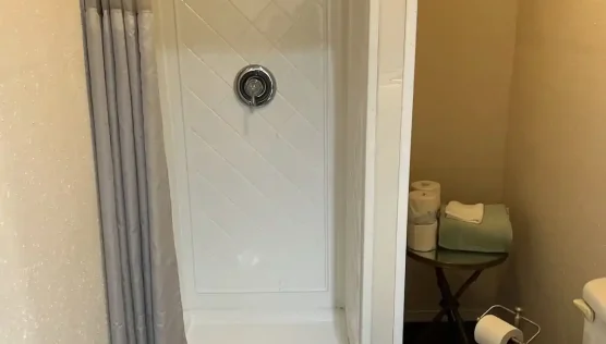 2 full bathrooms in ing sized condo