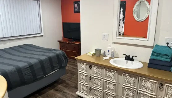 2 bathrooms and 3 TVs